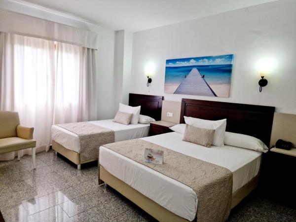 Hotel Plaza Del Castillo : photo 3 de la chambre chambre familiale