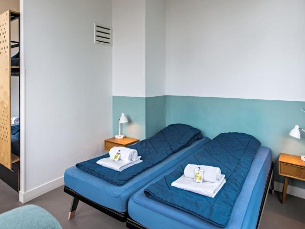 Stayokay Hostel Amsterdam Oost : photo 1 de la chambre chambre familiale quadruple avec salle de bains privative
