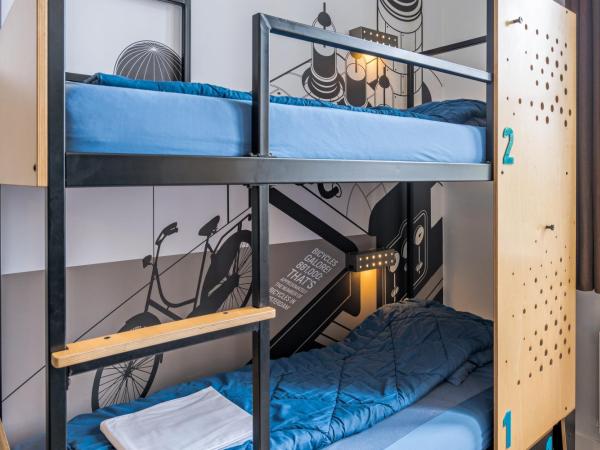 Stayokay Hostel Amsterdam Oost : photo 4 de la chambre chambre simple Économique avec lits superposés et salle de bains privative
