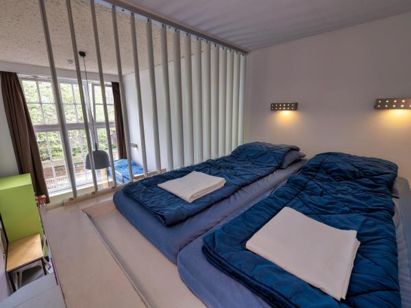Stayokay Hostel Amsterdam Oost : photo 2 de la chambre chambre lits jumeaux Économique avec lits superposés et salle de bains privative