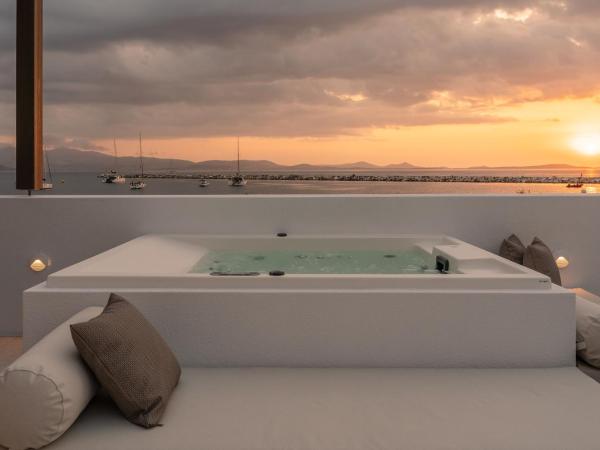 Naxos Rhyton : photo 4 de la chambre grande suite temple avec jacuzzi extérieur - vue sur mer
