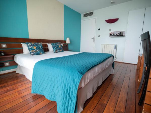 LOGIS HOTEL - La Petite Rade : photo 3 de la chambre chambre double confort avec balcon - vue sur mer