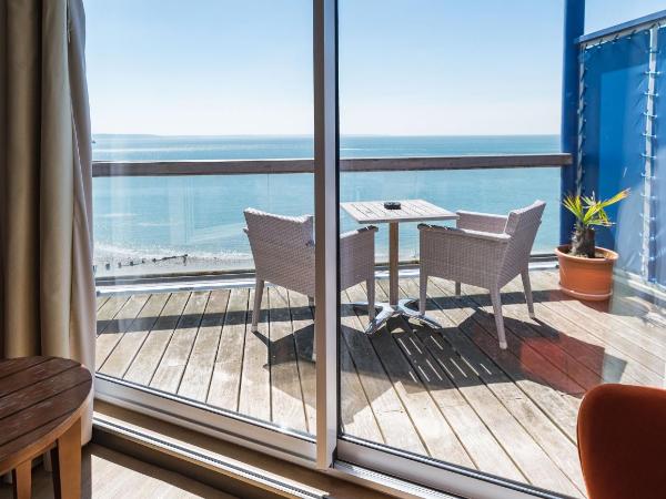 LOGIS HOTEL - La Petite Rade : photo 4 de la chambre chambre double confort avec balcon - vue sur mer