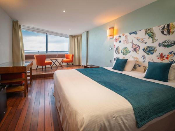 LOGIS HOTEL - La Petite Rade : photo 2 de la chambre chambre double supérieure - vue sur mer