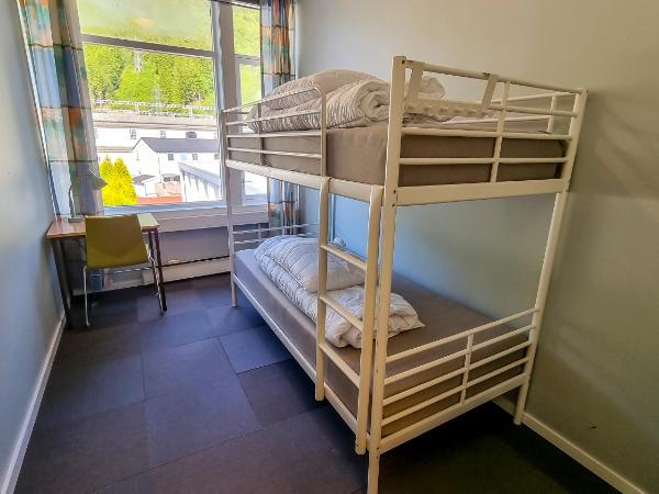 Bergen Hostel Montana : photo 1 de la chambre chambre lits jumeaux avec salle de bains commune