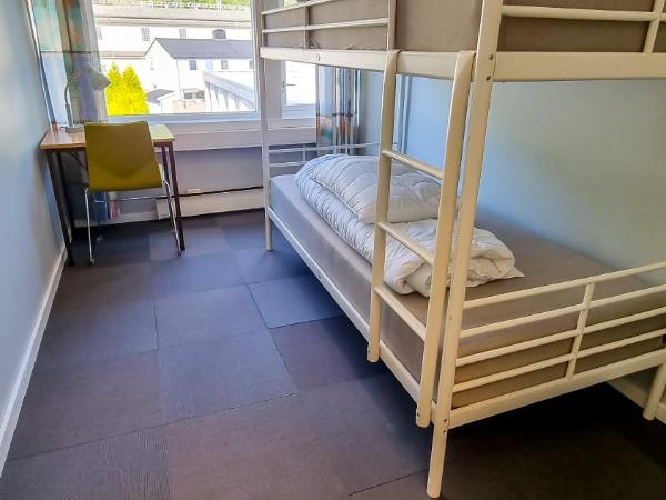 Bergen Hostel Montana : photo 2 de la chambre chambre lits jumeaux avec salle de bains commune