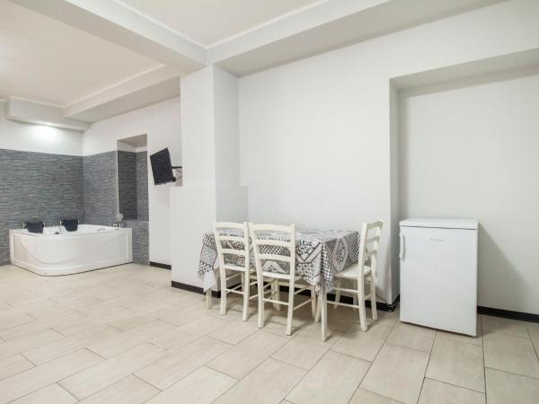 Royal Playa Suite and Apartament -private parking- : photo 3 de la chambre chambre lit queen-size avec baignoire spa