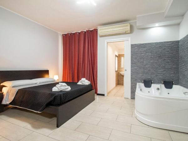 Royal Playa Suite and Apartament -private parking- : photo 5 de la chambre chambre lit queen-size avec baignoire spa