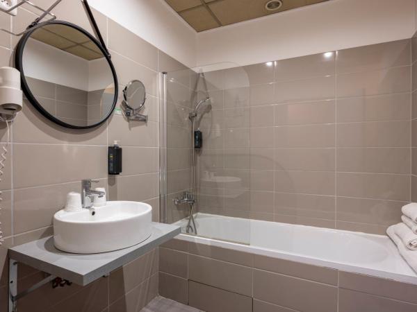 The Originals Boutique, Hôtel Danieli, Avignon : photo 2 de la chambre chambre quadruple