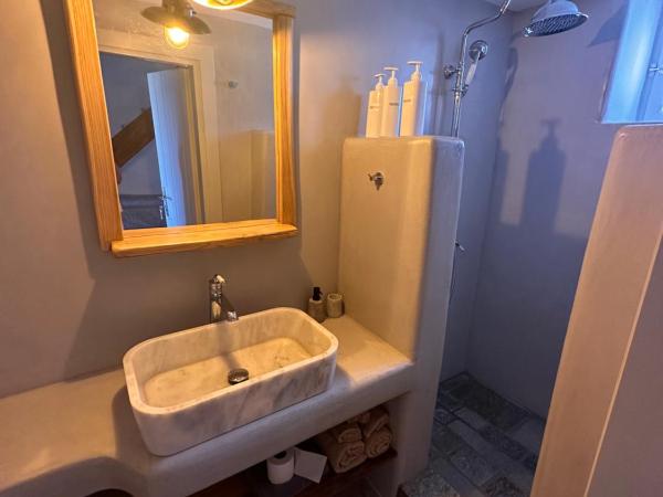 Rizes Mykonos - Folklore Farmstead : photo 2 de la chambre chambre quadruple Économique avec salle de bains commune