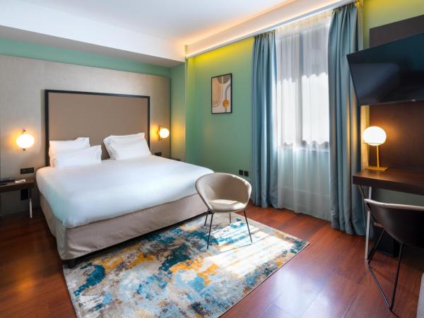 Le Splendid Hotel Lac D'Annecy - Handwritten Collection : photo 9 de la chambre chambre familiale supérieure avec 1 lit double et 1 canapé-lit double