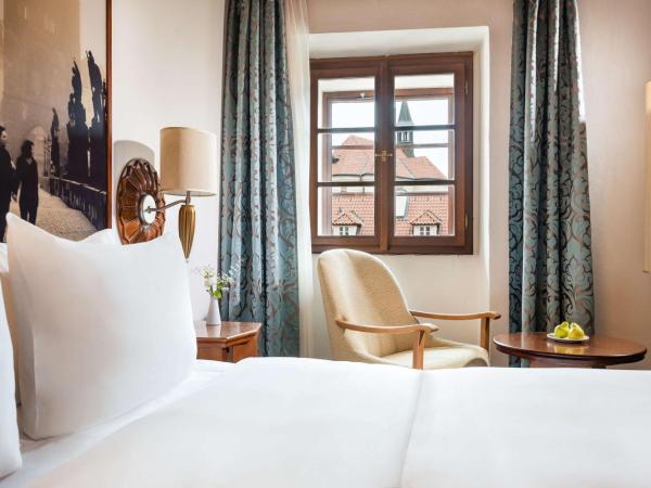 Lindner Hotel Prague Castle, part of JdV by Hyatt : photo 1 de la chambre deluxe king room with monastery view