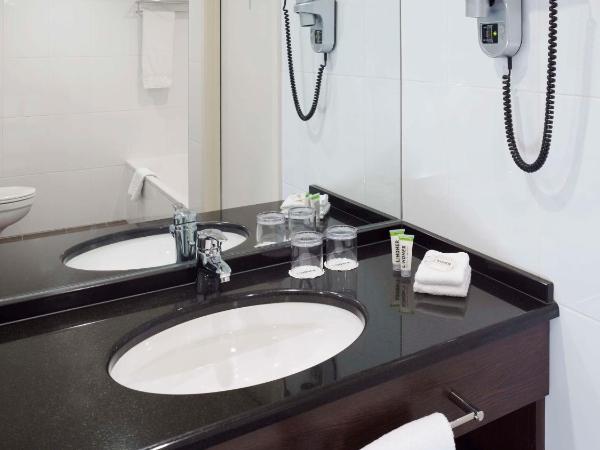 Lindner Hotel Antwerp, part of JdV by Hyatt : photo 2 de la chambre chambre lit king-size avec balcon - vue sur ville