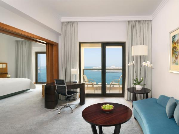 Mövenpick Hotel Jumeirah Beach : photo 1 de la chambre suite familiale avec balcon - vue partielle sur mer