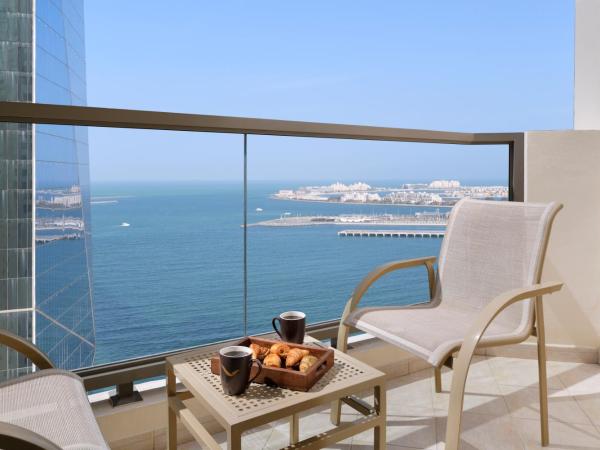 Mövenpick Hotel Jumeirah Beach : photo 2 de la chambre suite familiale avec balcon - vue partielle sur mer