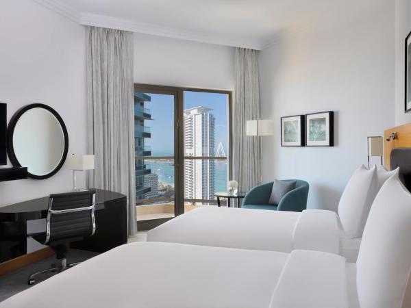 Mövenpick Hotel Jumeirah Beach : photo 4 de la chambre hébergement exécutif lits jumeaux - vue partielle sur mer avec balcon, accès au salon, petit-déjeuner, rafraîchissements, boissons et canapés en soirée