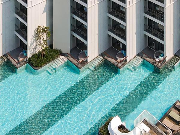 The Quarter Chaophraya by UHG : photo 2 de la chambre hébergement supérieur avec lit king-size - piscine et balcon