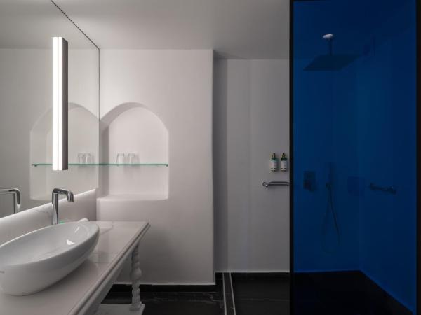 Katikies Santorini - The Leading Hotels Of The World : photo 5 de la chambre suite junior avec bain à remous
