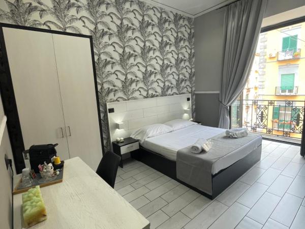 Parthenope Rooms : photo 4 de la chambre chambre double deluxe avec balcon