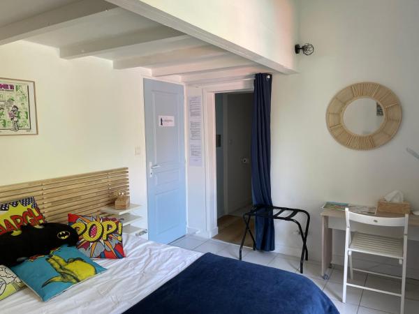 Mérig'home Chambre BD climatisée dans maison avec piscine au calme en ville, SdB & toilettes privés : photo 10 de la chambre chambre double