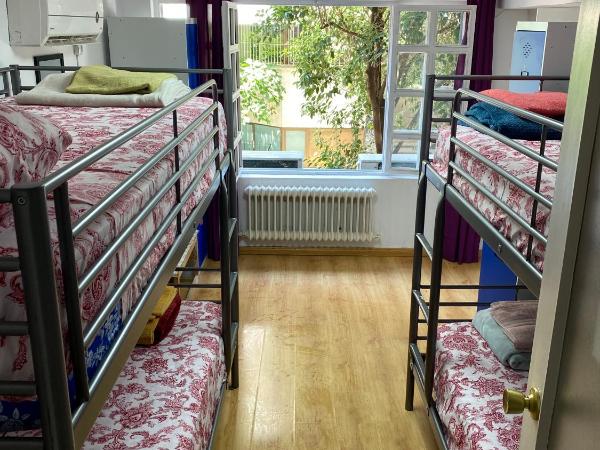 Hostal Madrid Paradise : photo 2 de la chambre lit dans dortoir pour femmes de 4 lits