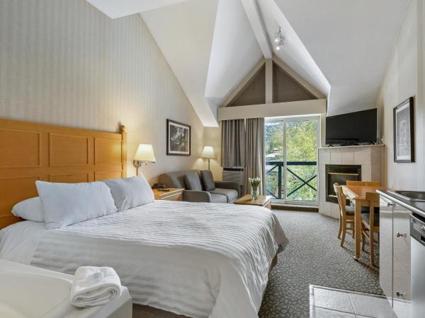 Pinnacle Hotel Whistler : photo 1 de la chambre studio premium avec lit queen-size et canapé-lit