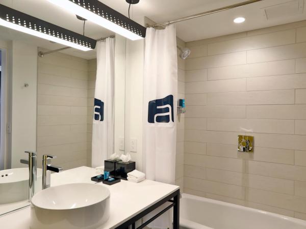 Aloft Chicago Mag Mile : photo 1 de la chambre queen room with two queen beds and adapted tub - mobility accessible
