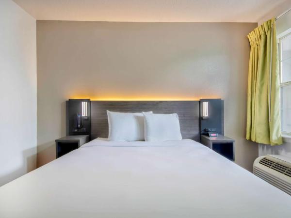 Studio 6-San Antonio, TX - Medical Center : photo 3 de la chambre chambre lit queen-size - non-fumeurs