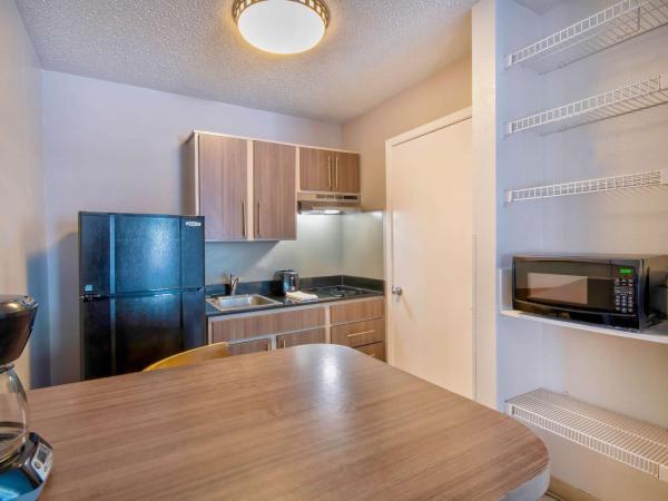 Studio 6-San Antonio, TX - Medical Center : photo 4 de la chambre suite lit queen-size