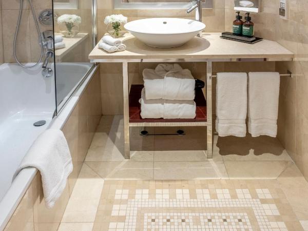 Crowne Plaza Porto, an IHG Hotel : photo 4 de la chambre chambre lit queen-size standard - vue sur ville - Étage supérieur