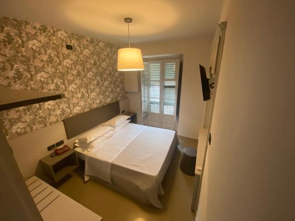 Artua'&Solferino : photo 2 de la chambre chambre double ou lits jumeaux avec balcon