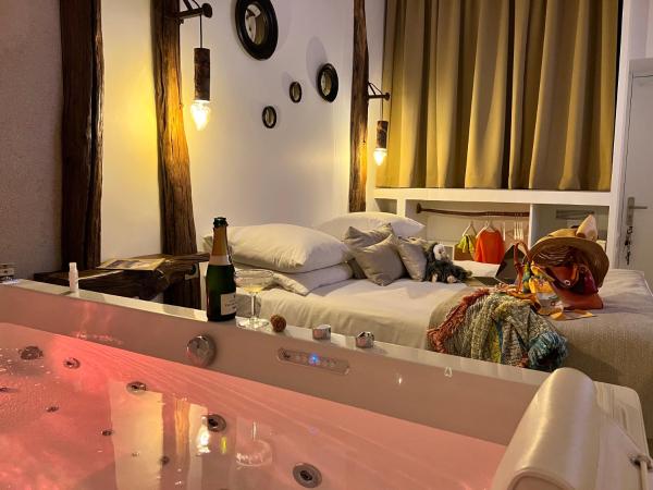 Tamarin & Capucin Suite Balnéo : photo 1 de la chambre suite lit queen-size avec baignoire spa