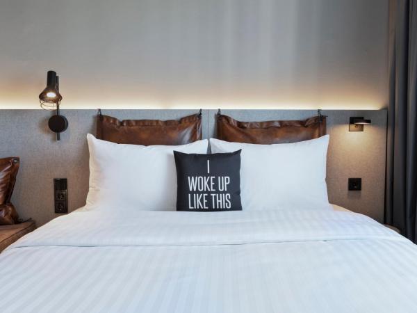 Moxy Hamburg City : photo 1 de la chambre chambre lit queen-size 