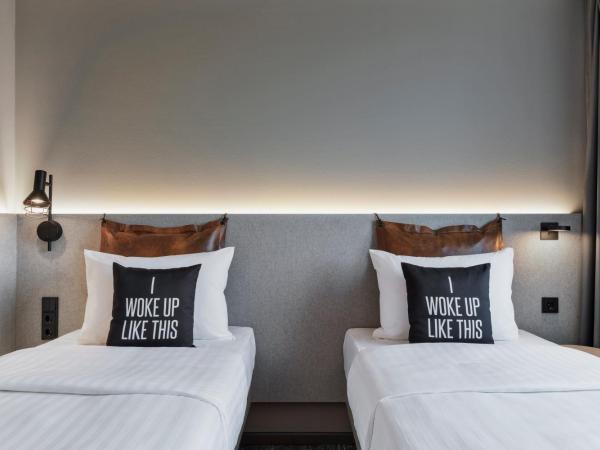 Moxy Hamburg City : photo 1 de la chambre chambre lits jumeaux