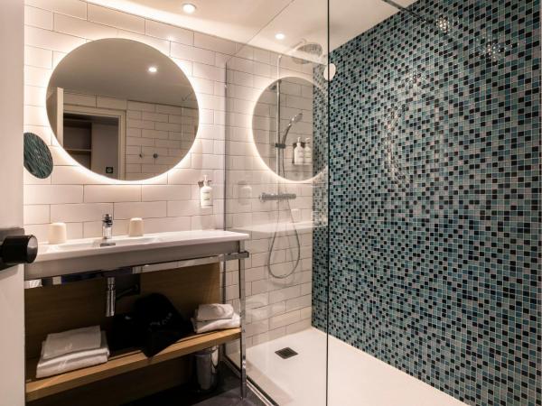 Holiday Inn Perpignan, an IHG Hotel : photo 1 de la chambre chambre lit king-size premium avec balcon - vue sur piscine