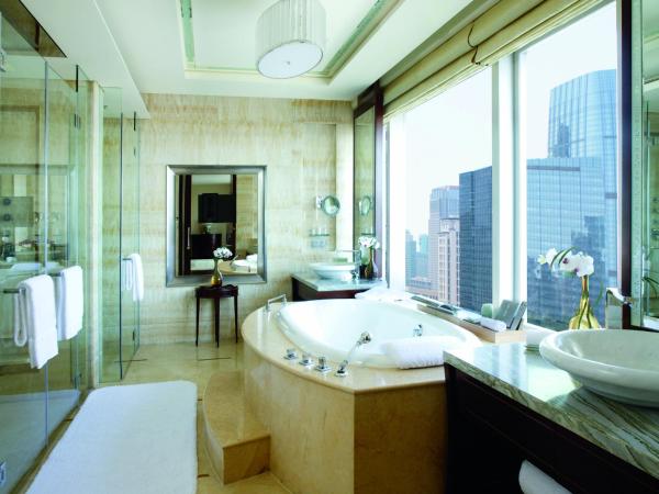 The Ritz-Carlton, Shenzhen, Nearby Futian CBD, Convention & Exhibition Center, Futian Railway Station, Outdoor swimming pool, CNY300 SPA voucher : photo 5 de la chambre suite the ritz-carlton avec lit king-size - Étage club - vue sur ville