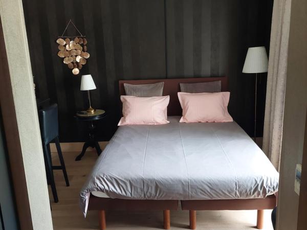 La chambre et le studio du château du golf de Bernalmont : photo 8 de la chambre chambre double avec salle de bains privative