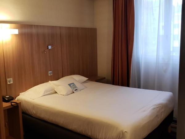 Kyriad Hotel Tours Centre : photo 1 de la chambre chambre avec 1 lit double et 2 lits simples