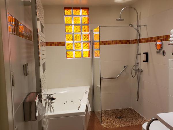 Kyriad Hotel Tours Centre : photo 2 de la chambre chambre avec 1 lit double et 2 lits simples