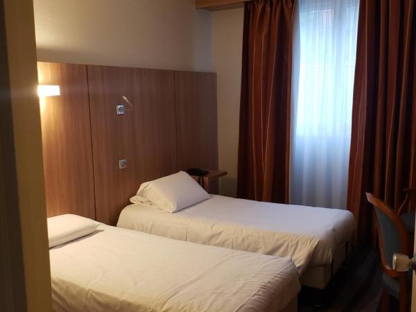 Kyriad Hotel Tours Centre : photo 3 de la chambre chambre avec 1 lit double et 2 lits simples