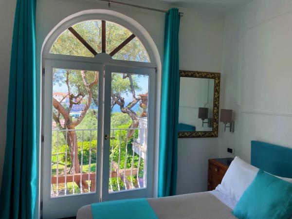 Villa Giovanna : photo 8 de la chambre chambre double ou lits jumeaux - vue sur mer