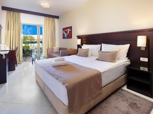 Blue Waves Resort : photo 2 de la chambre chambre double supérieure avec terrasse verdoyante