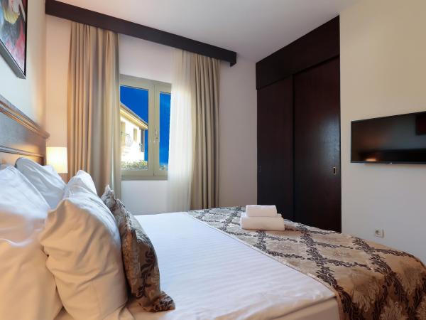 Blue Waves Resort : photo 8 de la chambre suite supérieure avec terrasse verdoyante