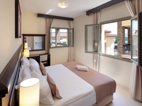 Blue Waves Resort : photo 4 de la chambre suite familiale premium avec terrasse verdoyante