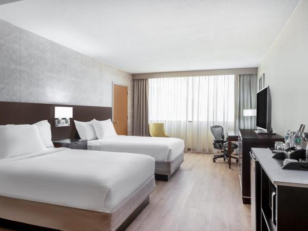 Wyndham Indianapolis West : photo 2 de la chambre room with two double beds and mobility access/roll-in shower - non-smoking