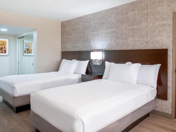 Wyndham Indianapolis Airport : photo 4 de la chambre room with two double beds and mobility access/roll-in shower - non-smoking