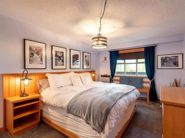 Stunning 2BR w Pool, Hot Tub Walk to everything! : photo 2 de la chambre chambre double familiale