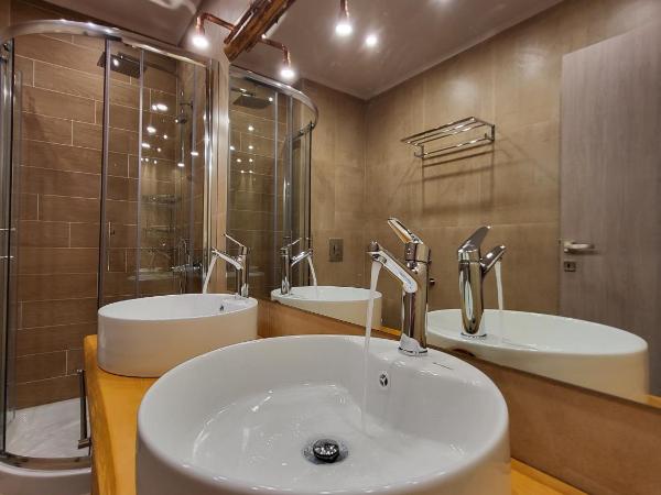 BELLA VITA boutique hotel lefkada : photo 1 de la chambre chambre double deluxe - vue latérale sur mer