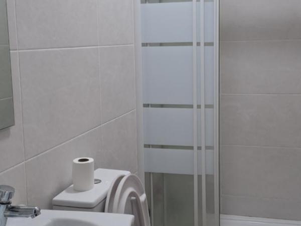 LA MARINA : photo 9 de la chambre chambre double standard avec salle de bains commune
