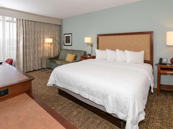 Hampton Inn & Suites Nashville-Green Hills : photo 1 de la chambre hébergement lit king-size avec canapé-lit - non-fumeurs 